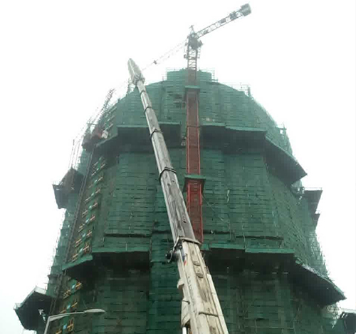 湖滨吊车在工地上作业